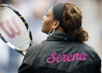 En agosto de 2009 y para un partido contras Alexa Glatch en el U.S. Open, la tenista vistió una chaqueta con su nombre seriagrafiado en rosa y unos grandes aros.