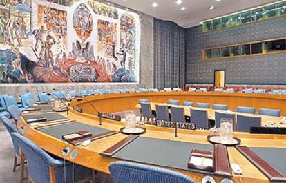 Sala de plenos del Consejo de Seguridad de la ONU, tomada desde el asiento de EE UU. El mural es del  noruego Per Krogh y simboliza el renacer del mundo tras la II Guerra Mundial.