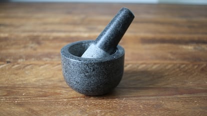 Mortero sobre una mesa de madera.