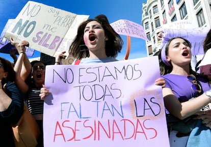 Marchas, cánticos, actuaciones, piquetes informativos y mensajes reivindicativos han teñido de color morado las calles de València y otros puntos de la Comunitat Valenciana desde primera hora de este viernes. En la imagen, un grupo de estudiantes se manifesta en el centro de Valencia con consignas contra el machismo y la violencia de género.