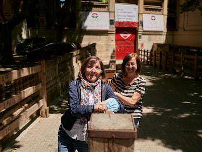 Las hermanas Mirenjo y Arrosa Larrainzar posan subidas al vallado del encierro en la bajada al callejón de la Plaza de Toros de Pamplona.
