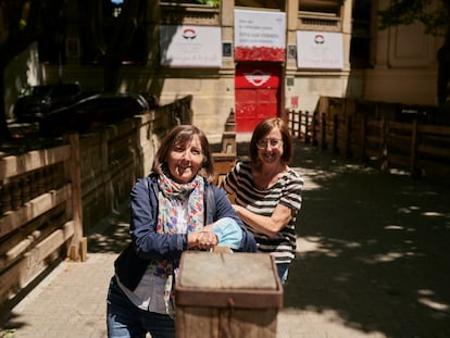 Las hermanas Mirenjo y Arrosa Larrainzar posan subidas al vallado del encierro en la bajada al callejón de la Plaza de Toros de Pamplona.