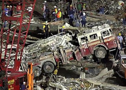 Los servicios de rescate retiran un camión sinistrado tras el colapso de las torres gemelas.