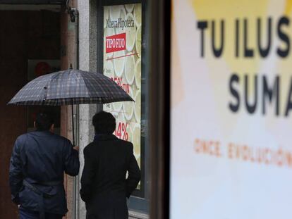 Anuncio de hipotecas en una sucursal bancaria de Madrid.