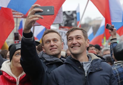 Alexéi Navalni y su hermano pequeño, Oleg, en una manifestación en Moscú en 2019.
