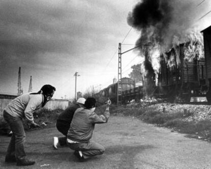 Dos vagones de tren incendiados en las protestas en Vigo contra la reconversión naval (1985)