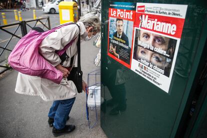Una mujer en un kiosko de París el 25 de abril, el día siguiente de que Emmanuel Macron ganase las elecciones presidenciales a Marine Le Pen.
