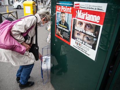 Una mujer en un kiosko de París el 25 de abril, el día siguiente de que Emmanuel Macron ganase las elecciones presidenciales a Marine Le Pen.