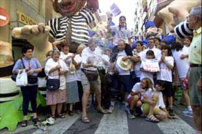 Vecinos de la comisión de fiestas del tramo de la calle de Verdi.