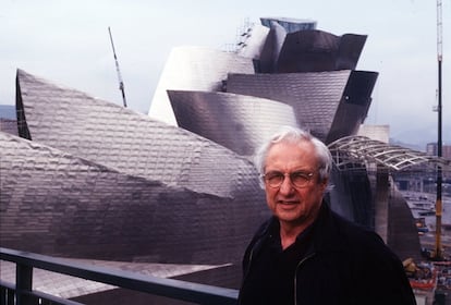 Frank Gehry delante de su obra, todavía en construcción, en 1997.
