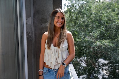 Amparo Willi, estudiante argentina de intercambio en Barcelona, posa en su casa.