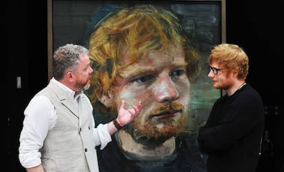 Ed Sheeran y Colin Davidson, frente al retrato pintado por el artista.