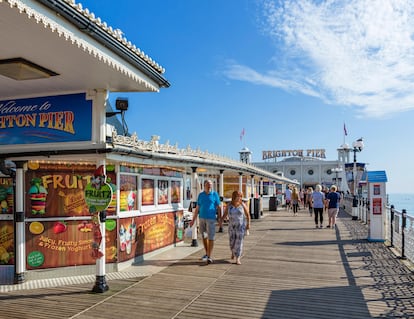 Varias personas caminan por el Brighton Pier.