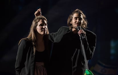 Salvador Sobral y su hermana Luísa, tras ganar el Festival de Eurovisión en Kiev en 2017.