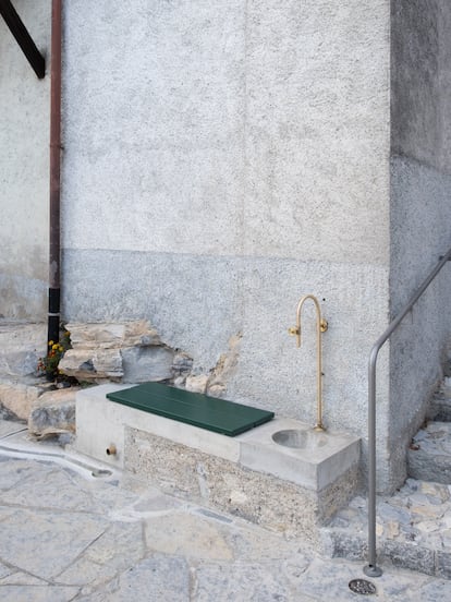 Detalle de la fuente y el banco.