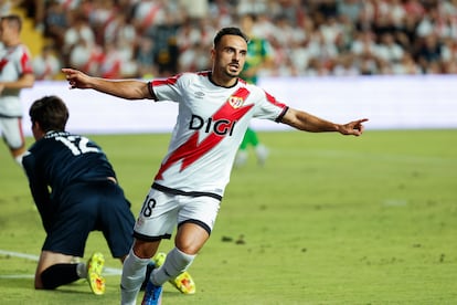 Álvaro García celebra su gol, el cuarto del Rayo ante el Neman.