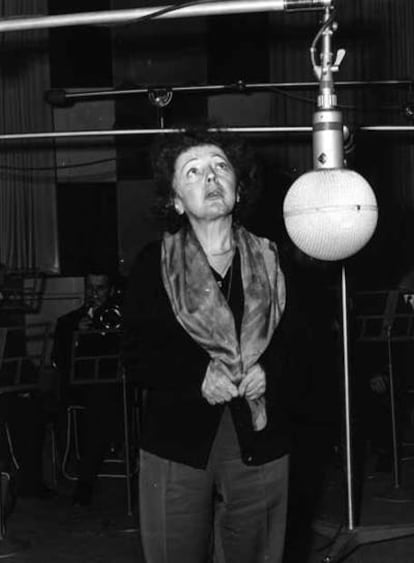 La cantante Edith Piaf, durante la grabación de uno de sus discos.