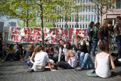 Un grupo de jóvenes acudió ayer a los juzgados para apoyar a 13 acusados por participar en los disturbios de Can Vies.