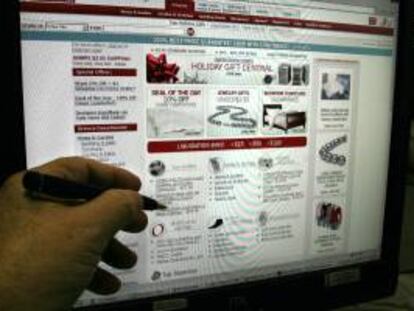 Una persona comprando por Internet. EFE/Archivo