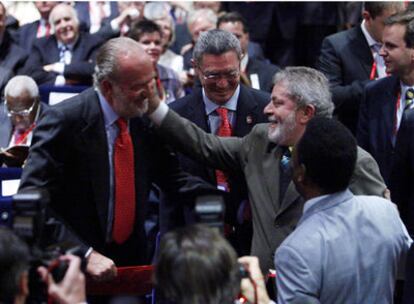 El rey Juan Carlos saluda al presidente brasileño, Lula da Silva, en Copenhague en presencia de Alberto Ruiz-Gallardón y Pelé (de espaldas).