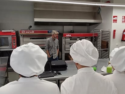 Ramon Rendo, pequeño productor de patos y derivados del pato, va cada septiembre a dar una clase en el centro integrado de formación profesional (CIFP) Carlos Oroza, en Pontevedra.