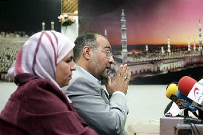 Mohamed Kamal Mostafa habla con la prensa, junto a su esposa, en la mezquita de Fuengirola.