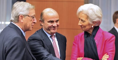 Imagen de noviembre de 2012 en Bruselas: desde la izquierda, el entonces presidente del Eurogrupo, Jean-Claude Juncker, el entonces ministro de Economía, Luis de Guindos, y la directora gerente del FMI, Christine Lagarde.