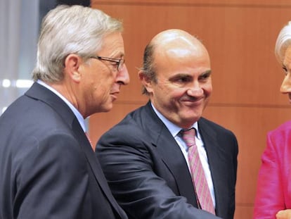 Imagen de noviembre de 2012 en Bruselas: desde la izquierda, el entonces presidente del Eurogrupo, Jean-Claude Juncker, el entonces ministro de Economía, Luis de Guindos, y la directora gerente del FMI, Christine Lagarde.
