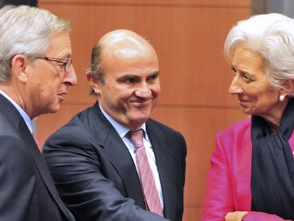 Imagen de noviembre de 2012 en Bruselas: desde la izquierda, el entonces presidente del Eurogrupo, Jean-Claude Juncker, el entonces ministro de Economía, Luis de Guindos, y la directora gerente del FMI, Christine Lagarde.