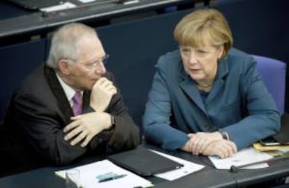 La canciller alemana, Angela Merkel, conversa con el ministro alemán de Finanzas, Wolfgang Schäuble. EFE/Archivo