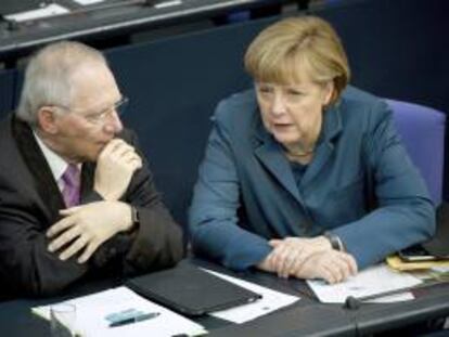 La canciller alemana, Angela Merkel, conversa con el ministro alemán de Finanzas, Wolfgang Schäuble. EFE/Archivo