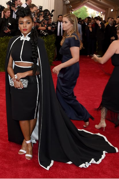 Janelle Monáe lució un vestido customizado de H&M con capa.