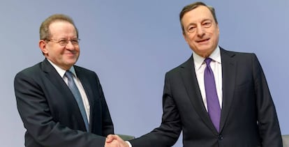 El exvicesecretario del Banco Central Europeo, Vitor Const&acirc;ncio, (izda,) y el presidente, Mario Draghi.