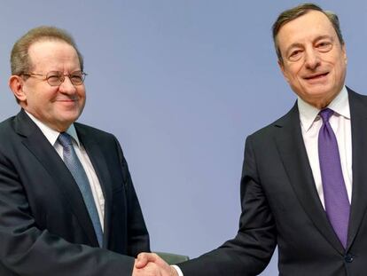 El exvicesecretario del Banco Central Europeo, Vitor Const&acirc;ncio, (izda,) y el presidente, Mario Draghi.