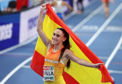 Paula Sevilla świętuje brązowy medal w finale 400m europejskiej lekkoatletyki na zadaszonym torze.