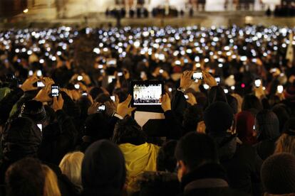 Miles de cámaras digitales graban el momento en que el nuevo papa Francisco saludo a los fieles desde el balcón de la Basílica de San Pedro.