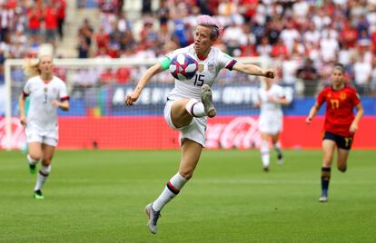 Megan Rapinoe marca el gol inaugural del partido. 