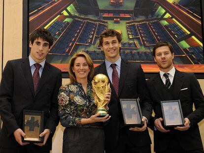 La presidenta del Parlamento vasco, Arantza Quiroga, junto a Javi Martínez, Llorente y Xabi Alonso.