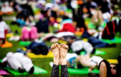 Participantes en un evento de yoga en Ámsterdan (Países Bajos), el 17 de junio de 2018.