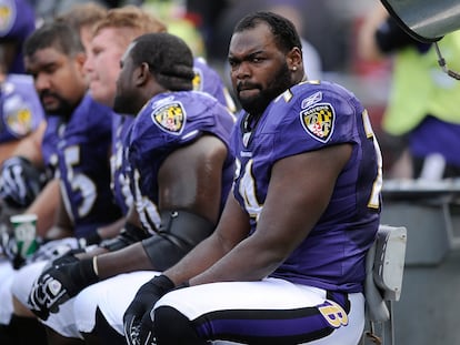 Michael Oher, el tacle ofensivo de los Ravens de Baltimore Ravens, aguarda en la banca de un partido, en octubre de 2010.