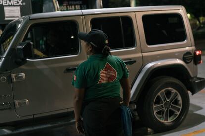 Una trabajadora en una gasolinera de Pemex en Ciudad de México, en mayo.