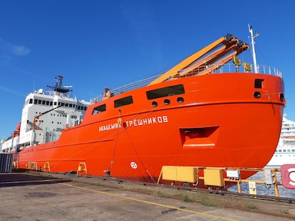 El rompehielos ruso 'Akademik Tryoshnikov'que lleva el quinto y último relevo de la expedición MOSAIC al Ártico.