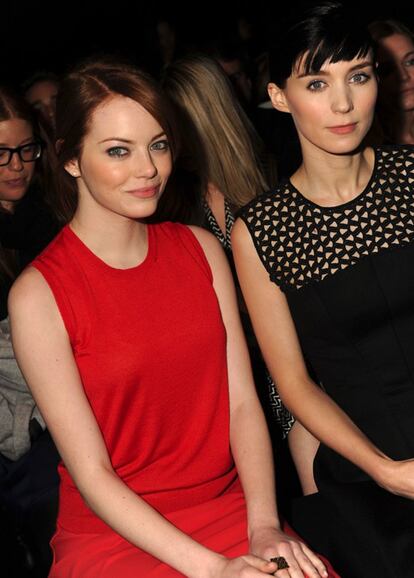 En el front row del desfile de Calvin Klein, una de sus marcas favoritas, junto a Rooney Mara.