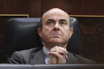 ¿Lo pide o lo implora el ministro de Economía? Así se dejaba fotografiar De Guindos un día antes de la huelga general.