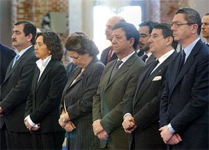 De izda a dcha. el alcalde de Santander, Gonzalo Piñeiro; la alcaldesa de Córdoba, Rosa Aguilar; la alcaldesa de Valencia, Rita Barberá; el presidente de la Federación Madrileña de Municipios, Luis Partida; el alcalde de A Coruña, Francisco Vázquez, y el alcalde de Madrid, Alberto Ruiz Gallardón.