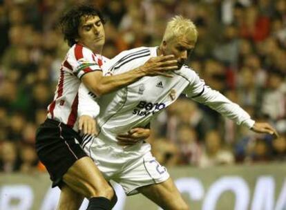 Javi González intenta impedir un avance de Beckham.