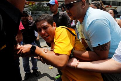 El diputado del partido opositor Primero Justicia, José Olivares, es atendido tras sufrir los efectos del gas lacrimógeno lanzado por la policía durante el segundo día consecutivo de protestas en contra del presidente Nicolás Maduro, en Caracas (Venezuela).