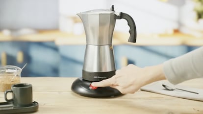 Artículo de EL PAÍS Escaparate que describe las funciones de la cafetera italiana automática de la firma Orbegozo.