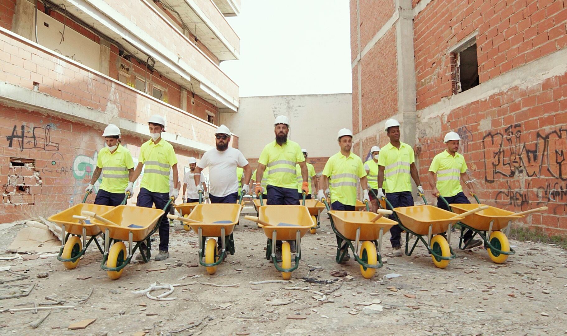 Se buscan ‘albañilas’, pintoras y fontaneras para formar cuadrilla