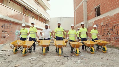 Albañiles en la obra de Almoradí (Alicante) de la empresa Carmon Inversores en una imagen cedida por la firma.